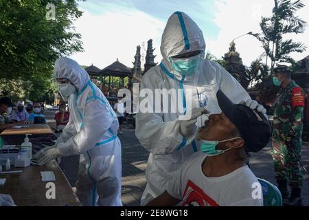 Denpasar, Bali, Indonesia. 1 febbraio 2021. Gli ufficiali militari di salute prendono un esame di bastone di un uomo. Badung District Military ha tenuto antigene Covid-19 antigene Rapid-Test per le persone che hanno excercises intorno Puputan Badung Park gratuitamente. Credit: Dicky Bisinglasi/ZUMA Wire/Alamy Live News Foto Stock