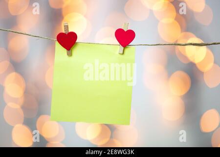 Bianco giallo appeso con cuori rossi con sfondo bokeh, romantico giorno di San Valentino sfondo spazio di copia di concetto Foto Stock