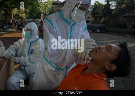 Denpasar, Bali, Indonesia. 1 febbraio 2021. Gli ufficiali militari di salute prendono un esame di bastone di un uomo. Badung District Military ha tenuto antigene Covid-19 antigene Rapid-Test per le persone che hanno excercises intorno Puputan Badung Park gratuitamente. Credit: Dicky Bisinglasi/ZUMA Wire/Alamy Live News Foto Stock