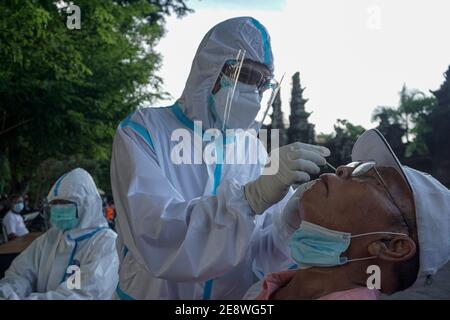 Denpasar, Bali, Indonesia. 1 febbraio 2021. Gli ufficiali militari di salute prendono un esame di bastone di un uomo. Badung District Military ha tenuto antigene Covid-19 antigene Rapid-Test per le persone che hanno excercises intorno Puputan Badung Park gratuitamente. Credit: Dicky Bisinglasi/ZUMA Wire/Alamy Live News Foto Stock