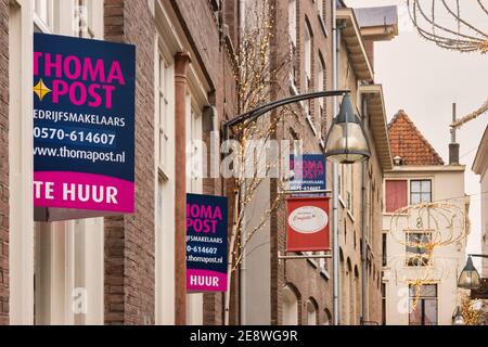 Deventer, Paesi Bassi - 14 gennaio 2021: Negozi olandesi vuoti con cartelli di affitto nel centro storico della città di Deventer, Paesi Bassi Foto Stock