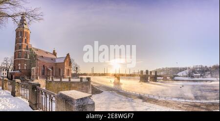 Kaunas, Lituania 01-07-2021 incredibile panorama invernale mattutino nella città di Kaunas, Vytautas la Grande Chiesa di Santa Maria Assunta della Beata Vergine ma Foto Stock