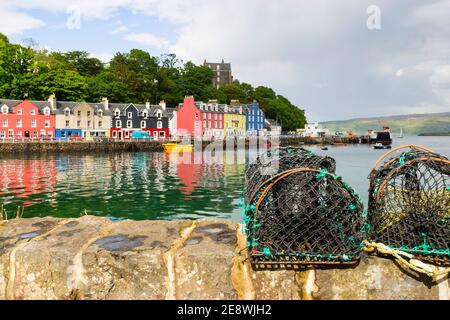 Case colorate al porto di Tobermory in Scozia e. trappole per aragoste Foto Stock