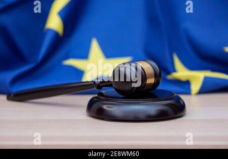 Bandiera dell'Unione europea e giudici gavel in legno in alto, immagine concettuale sulla giustizia e la giustizia Foto Stock