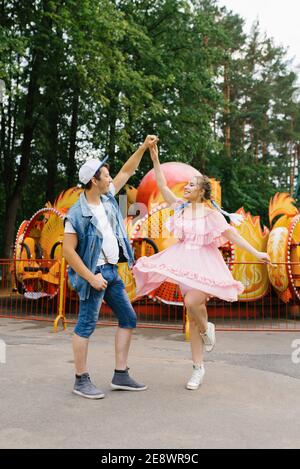 Felice giovane coppia innamorato divertirsi in un divertimento parco e balli Foto Stock