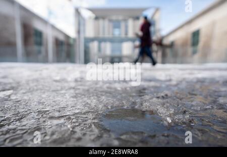 Berlino, Germania. 01 Feb 2021. Ghiaccio e neve si trovano di fronte alla Cancelleria federale. Credit: Kay Nietfeld/dpa/Alamy Live News Foto Stock