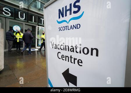 Edimburgo, Scozia, Regno Unito. 1 febbraio 2021. Il centro vaccinazioni Mass Covid-19 apre oggi all'EICC (Edinburgh International Conference Centre) di Edimburgo. I membri del pubblico con gli appuntamenti arrivano per le loro vaccinazioni. Iain Masterton/Alamy Live News Foto Stock