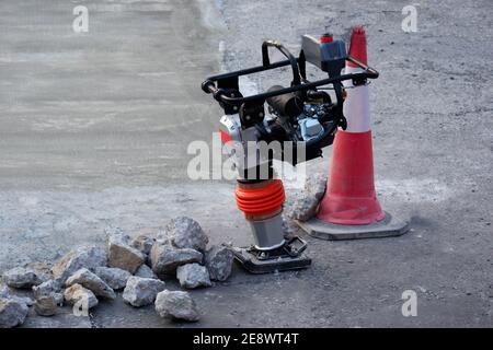 Compattatore vibrante per terreno, macchina sagomatrice per piastre di base Foto Stock