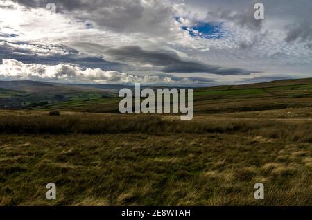 Remoto paesaggio di brughiera sotto un cielo drammatico nel Nord Pennines, Weardale, contea di Durham Foto Stock