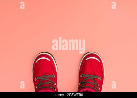 Stivali invernali rosa per bambini o adolescenti isolati su sfondo rosa. Stivali invernali per ragazze. Banner vista dall'alto. Foto Stock