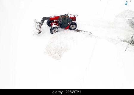 Sgombero neve. Il trattore si cancella il modo dopo la nevicata. Foto Stock