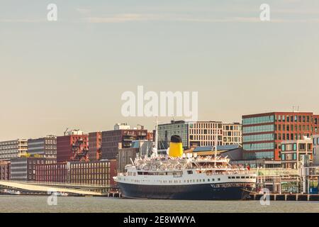 Vista sull'isola KSNM di Amsterdam con una crociera classica rivestimento anteriore Foto Stock