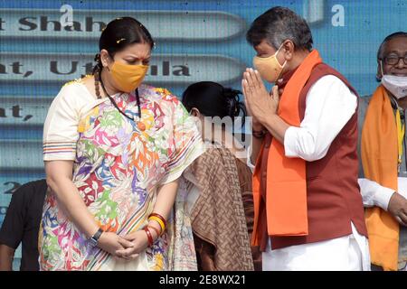 Howrah, India. 31 gennaio 2021. Il Ministro del tessile dell'Unione Smriti Irani parla al Bharatiya Janta Party o al Segretario Generale Nazionale BJP Kailash Vijayvargiya durante il raduno di Jogdan Mela allo stadio Dumurjala ad Howrah, India, il 31 gennaio 2021. (Foto di Ved Prakash/Pacific Press/Sipa USA) Credit: Sipa USA/Alamy Live News Foto Stock