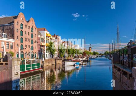 Vista estiva delle case medievali lungo un canale a Delfshaven, Paesi Bassi Foto Stock