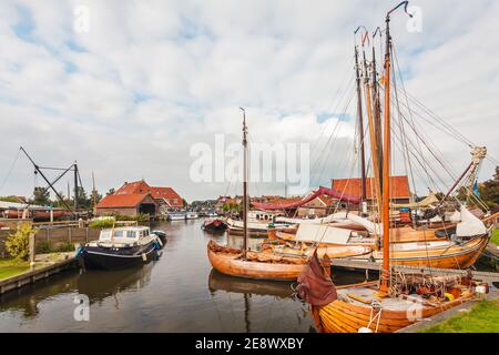 Vecchie barche a vela in legno nel villaggio di Workum in Provincia olandese della Frisia Foto Stock