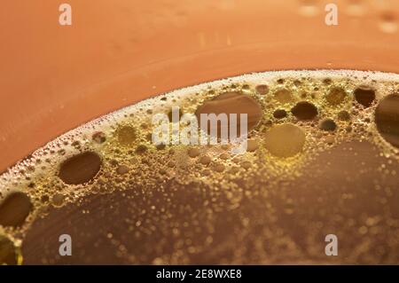 Macrosolone di gocce d'olio su acqua saponata Foto Stock