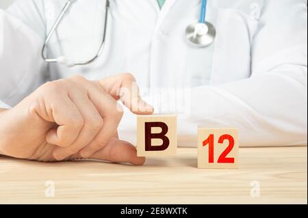 vitamine e minerali essenziali per l'uomo. il medico raccomanda di prendere la vitamina b12. il medico parla dei benefici della vitamina b12. Vitamina B12 - Salute Foto Stock