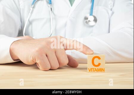 Vitamine essenziali e minerali per gli esseri umani. Il medico raccomanda di prendere la vitamina c. il medico parla dei benefici della vitamina c. Foto Stock