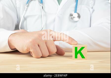 Vitamine essenziali e minerali per gli esseri umani. Il medico consiglia di prendere la vitamina K. il medico parla dei benefici della vitamina K. K Vitamina - Salute Conce Foto Stock