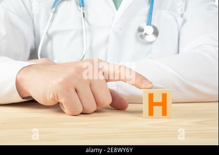 Vitamine essenziali e minerali per gli esseri umani. Il medico raccomanda di prendere la vitamina H. il medico parla dei benefici della vitamina H. vitamina H - Conce di salute Foto Stock