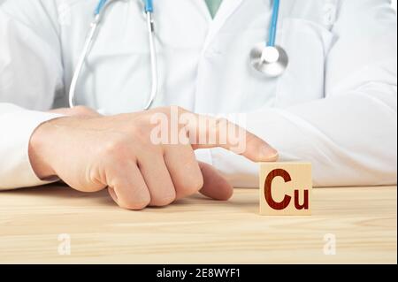 Elemento essenziale e minerali per gli esseri umani. Il medico raccomanda di prendere cuprum. Il medico parla dei benefici di Cu. cuprum - concetto di salute. Cu alphabe Foto Stock