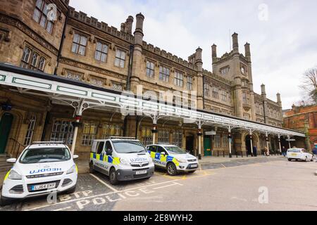 British Transport Police veicoli fuori dalla stazione ferroviaria di Shrewsbury in Shropshire Foto Stock