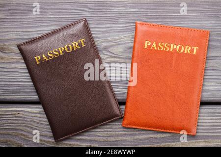 Due passaporti su legno. Foto Stock