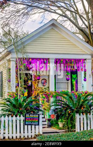 Una casa è decorata per Mardi Gras, 31 gennaio 2021, a Mobile, Alabama. Le parate vengono cancellate a causa del COVID-19, che fa risuonare la nuova tradizione Yardi Grade. Foto Stock