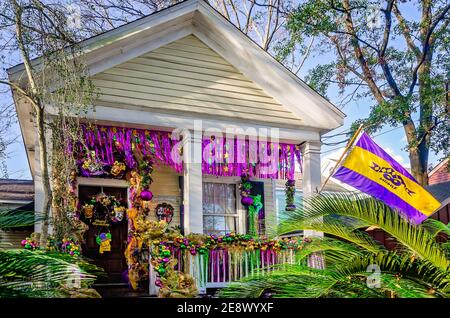 Una casa è decorata per Mardi Gras, 31 gennaio 2021, a Mobile, Alabama. Le parate vengono cancellate a causa del COVID-19, che fa risuonare la nuova tradizione Yardi Grade. Foto Stock