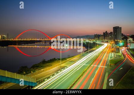 Scena notturna della città di New Taipei sul fiume a taiwan Foto Stock