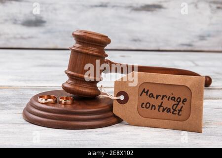 Primo piano del contratto di matrimonio e gavel di legno. Foto Stock