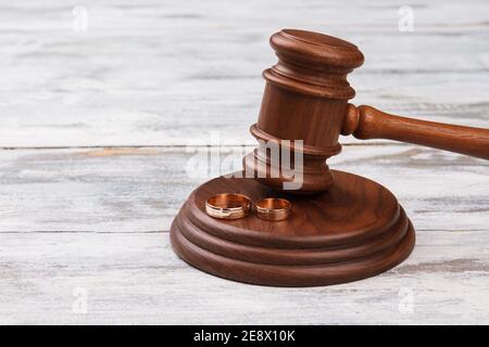 Gavel e anelli di nozze da primo piano. Foto Stock