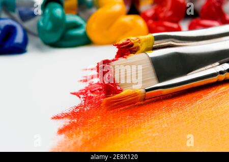 primo piano sulle spazzole per la verniciatura su sfondo di olio vernici Foto Stock