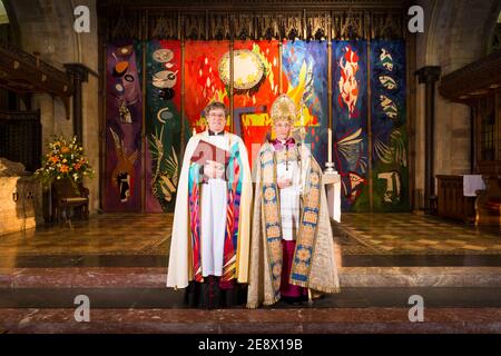 Il Vescovo di Chichester, il Rettore di destra Dr Martin Warner presentando la sua carica al Decano di Chichester, il Revd Stephen Waine, e Capitolo di Foto Stock