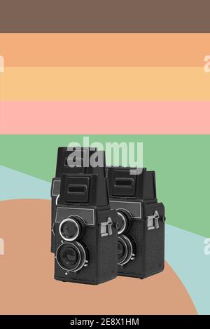 alcune fotocamere a pellicola di medio formato retrò nero con sfondo modellato con strisce e cerchi di colori diversi Foto Stock