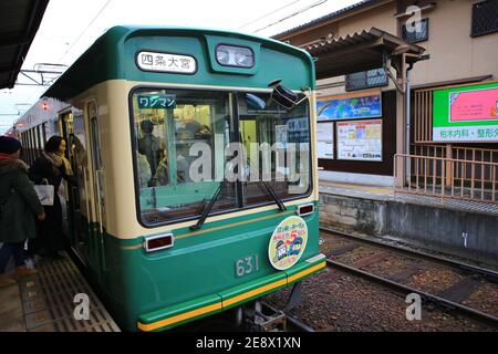 KYOTO, GIAPPONE, NOVEMBRE 15: La linea Keihan Nakanoshima passa attraverso la stazione a kyoto nel 15 novembre 2014. La Ferrovia elettrica di Keihan è una delle COM ferroviarie Foto Stock