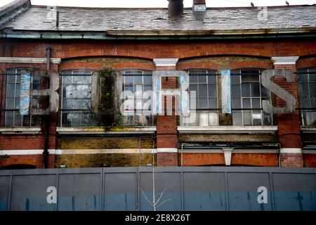 Hackney, Londra, Regno Unito. Derelict davanti alla fabbrica Boris di borse, Hertford Road N1. Utilizzato per il deposito di borse e bagagli importati. Foto Stock