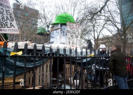 Protesta a Euston Square, Londra per la proposta di abbattimento di alberi come parte della costruzione del collegamento ferroviario ad alta velocità HS2. Dimostranti anche tunneled Foto Stock