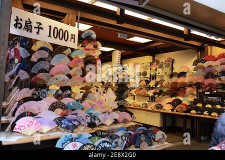 negozio di carta fan che vende souvenir a kyoto, giappone Foto Stock