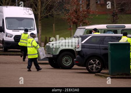 Un sito di test mobile a Goldsworth Park vicino a Woking, Surrey. I residenti in una parte del Surrey devono essere sottoposti con urgenza a test per Covid-19 dopo che è emerso il ceppo sudafricano del virus può aver iniziato a diffondersi nella comunità. Sono stati individuati due casi positivi di questo tipo - che sono stati scienziati preoccupanti - in persone che non hanno legami con i viaggi o che hanno avuto contatti precedenti con le persone colpite. Data immagine: Lunedì 1 febbraio 2021. Foto Stock