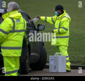 Un sito di test mobile a Goldsworth Park vicino a Woking, Surrey. I residenti in una parte del Surrey devono essere sottoposti con urgenza a test per Covid-19 dopo che è emerso il ceppo sudafricano del virus può aver iniziato a diffondersi nella comunità. Sono stati individuati due casi positivi di questo tipo - che sono stati scienziati preoccupanti - in persone che non hanno legami con i viaggi o che hanno avuto contatti precedenti con le persone colpite. Data immagine: Lunedì 1 febbraio 2021. Foto Stock