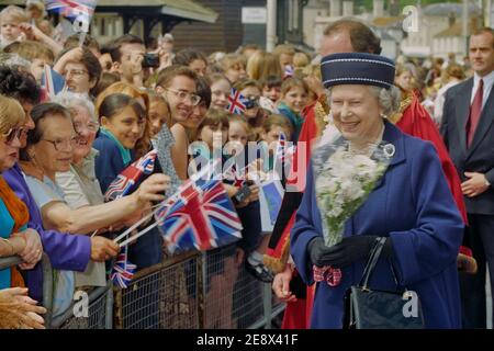 Una sorridente Regina Elisabetta II in visita alla Città Vecchia di Hastings, East Sussex, Inghilterra, Regno Unito. 6 giugno 1997 Foto Stock