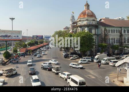 Yangon, Myanmar - 19 dicembre 2019: Vista generale del traffico su Strand Road, con il Southern Yangon District Court edificio all'angolo con Pando Foto Stock