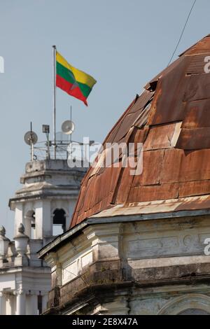 Yangon, Myanmar - 19 dicembre 2019: Primo piano della cupola del tribunale del distretto di Yangon del sud con la bandiera di Myanmar sullo sfondo, che si batte dentro Foto Stock