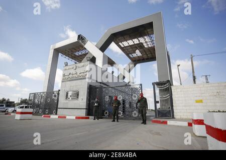 Egitto, GAZA. 1 febbraio 2021. (INT) le autorità egiziane aprono l'attraversamento di Rafah con Gaza. 1 febbraio 2021, Rafa, Gaza, Palestina: I palestinesi indossano maschere protettive in mezzo alla diffusione del Coronavirus (Covid 19), in attesa accanto ai loro bagagli per ottenere permessi di viaggio per attraversare il valico di Rafah nella striscia di Gaza meridionale, dopo aver annunciato che l'Egitto riaprirà dal 1 al 4 febbraio.Credit: Yousef Masoud/Thenews2. Credit: Yousef Masoud/TheNEWS2/ZUMA Wire/Alamy Live News Foto Stock