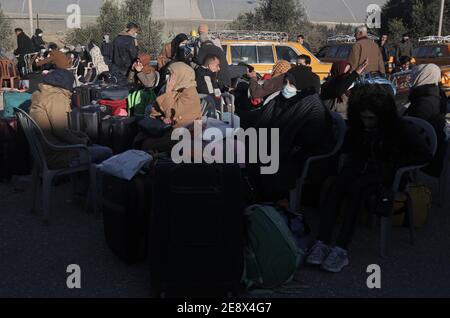 Egitto, GAZA. 1 febbraio 2021. (INT) le autorità egiziane aprono l'attraversamento di Rafah con Gaza. 1 febbraio 2021, Rafa, Gaza, Palestina: I palestinesi indossano maschere protettive in mezzo alla diffusione del Coronavirus (Covid 19), in attesa accanto ai loro bagagli per ottenere permessi di viaggio per attraversare il valico di Rafah nella striscia di Gaza meridionale, dopo aver annunciato che l'Egitto riaprirà dal 1 al 4 febbraio.Credit: Yousef Masoud/Thenews2. Credit: Yousef Masoud/TheNEWS2/ZUMA Wire/Alamy Live News Foto Stock