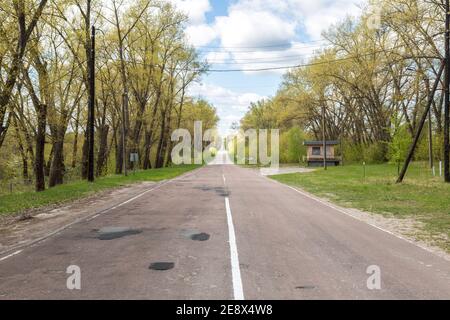 La strada da Chernobyl città, Ucraina in una giornata estiva Foto Stock