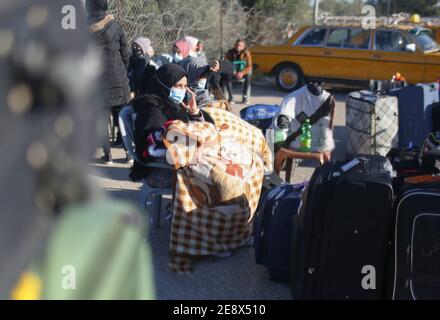 Egitto, GAZA. 1 febbraio 2021. (INT) le autorità egiziane aprono l'attraversamento di Rafah con Gaza. 1 febbraio 2021, Rafa, Gaza, Palestina: I palestinesi indossano maschere protettive in mezzo alla diffusione del Coronavirus (Covid 19), in attesa accanto ai loro bagagli per ottenere permessi di viaggio per attraversare il valico di Rafah nella striscia di Gaza meridionale, dopo aver annunciato che l'Egitto riaprirà dal 1 al 4 febbraio.Credit: Yousef Masoud/Thenews2. Credit: Yousef Masoud/TheNEWS2/ZUMA Wire/Alamy Live News Foto Stock