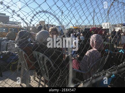 Egitto, GAZA. 1 febbraio 2021. (INT) le autorità egiziane aprono l'attraversamento di Rafah con Gaza. 1 febbraio 2021, Rafa, Gaza, Palestina: I palestinesi indossano maschere protettive in mezzo alla diffusione del Coronavirus (Covid 19), in attesa accanto ai loro bagagli per ottenere permessi di viaggio per attraversare il valico di Rafah nella striscia di Gaza meridionale, dopo aver annunciato che l'Egitto riaprirà dal 1 al 4 febbraio.Credit: Yousef Masoud/Thenews2. Credit: Yousef Masoud/TheNEWS2/ZUMA Wire/Alamy Live News Foto Stock