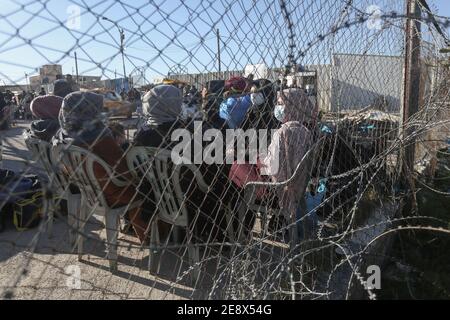 Egitto, GAZA. 1 febbraio 2021. (INT) le autorità egiziane aprono l'attraversamento di Rafah con Gaza. 1 febbraio 2021, Rafa, Gaza, Palestina: I palestinesi indossano maschere protettive in mezzo alla diffusione del Coronavirus (Covid 19), in attesa accanto ai loro bagagli per ottenere permessi di viaggio per attraversare il valico di Rafah nella striscia di Gaza meridionale, dopo aver annunciato che l'Egitto riaprirà dal 1 al 4 febbraio.Credit: Yousef Masoud/Thenews2. Credit: Yousef Masoud/TheNEWS2/ZUMA Wire/Alamy Live News Foto Stock